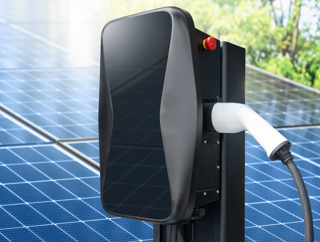 Ladestation und PV-Anlage im Hintergrund