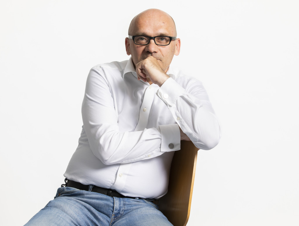 Professor sitzend auf Stuhl