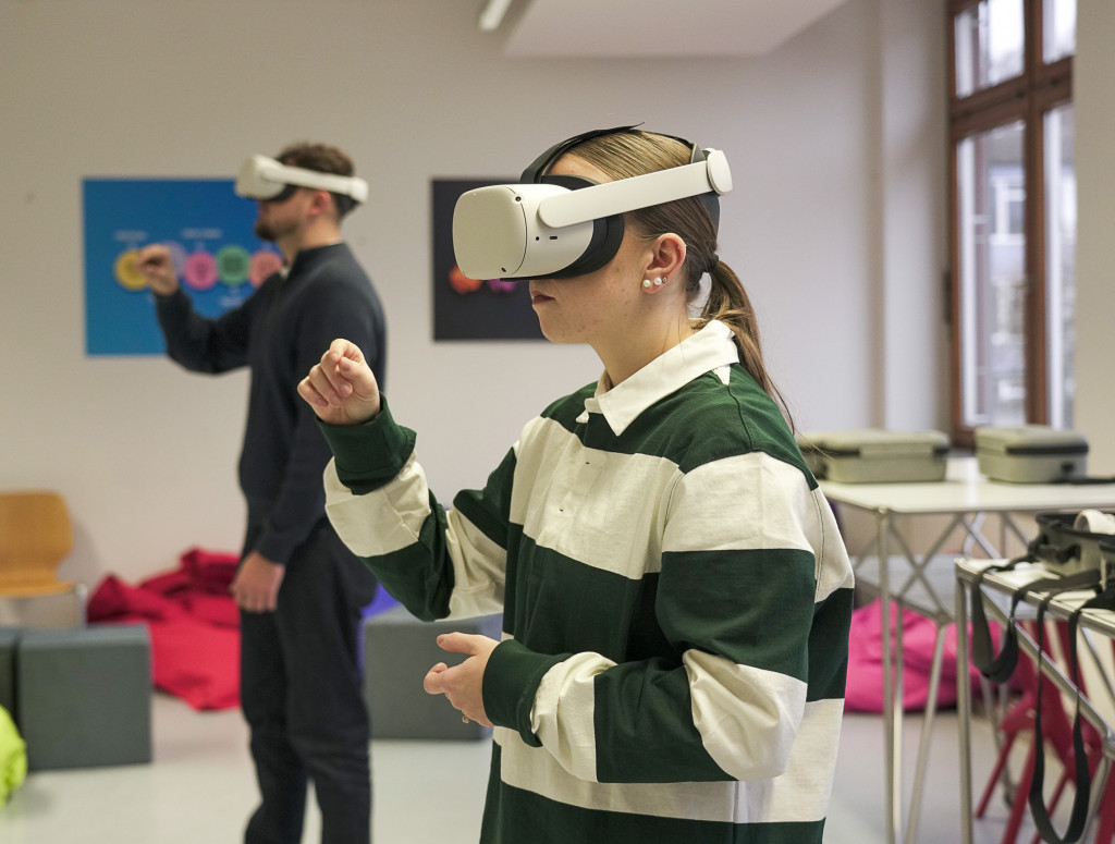 Eine Frau und ein Mann tragen eine VR Brille