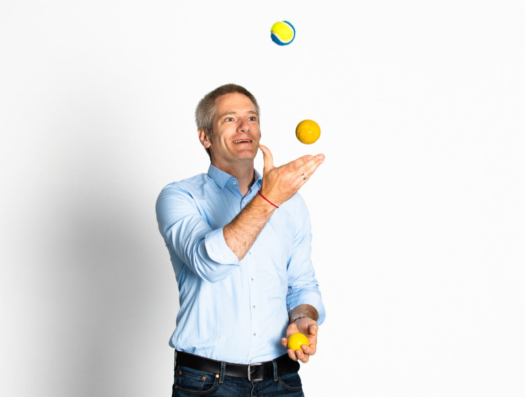 Prof. Dr. Jens Winter im Portrait mit Jonglagebällen