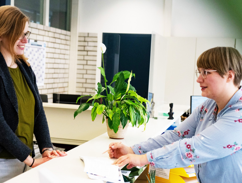 Zwei Frauen bei einer Beratungssituation