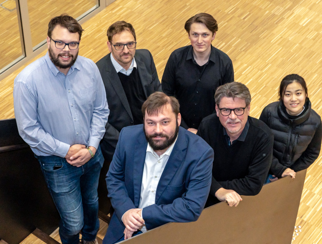 Sechs Personen stehen auf einer Treppe