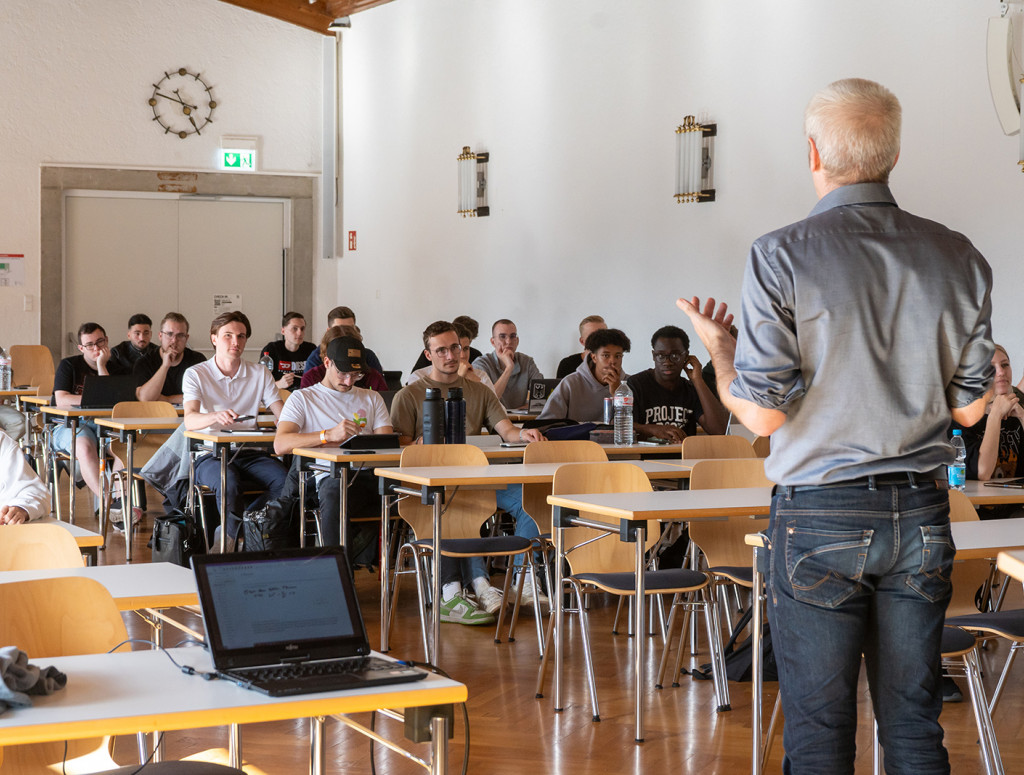 Professor in Biberach spricht vor Studierenden