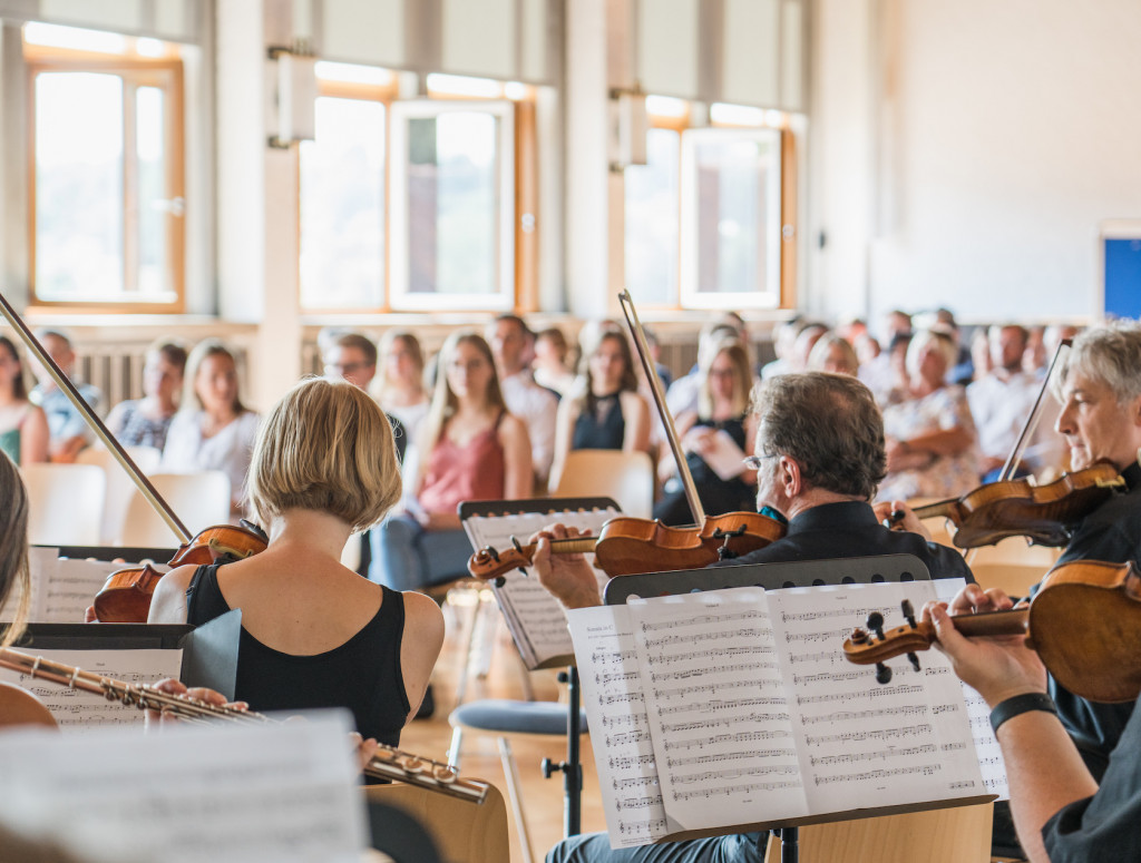 Orchester von hinten mit Einblick in Noten