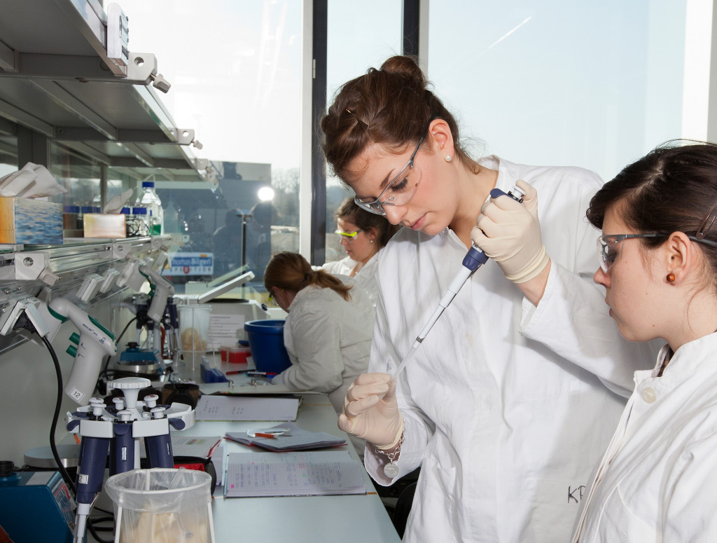 Studentin mit Pipette