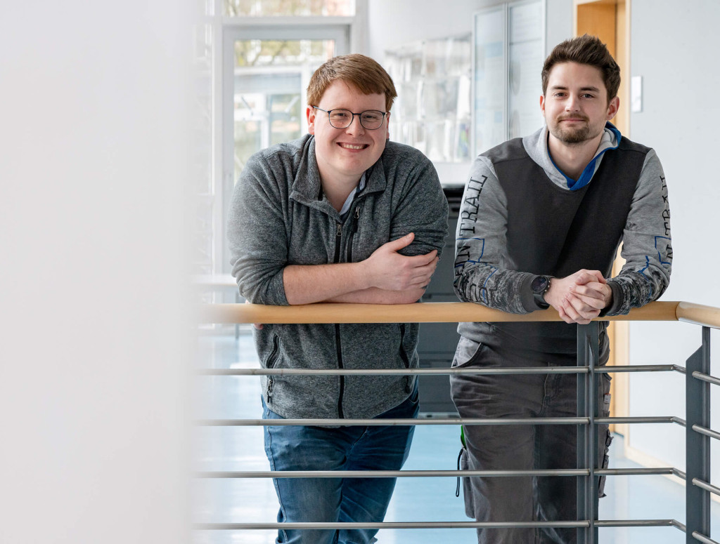 Die beiden Studierenden Julian Bott und Armin Bendel in den Räumlichkeiten des Studiengangs Energie-Ingenieurwesen