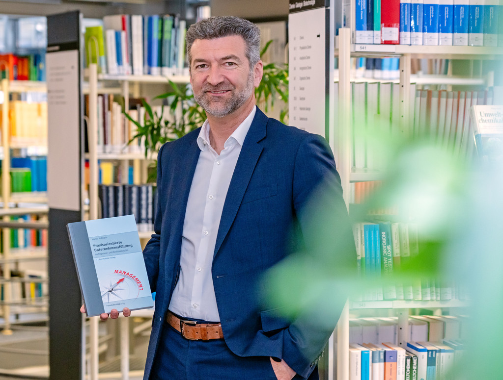 Prof. Marcus Kollmann präsentiert sein Werk "Praxisorientierte Unternehmensführung im Ingenieur- und Architekturbüro" in der Bibliothek der Hochschule