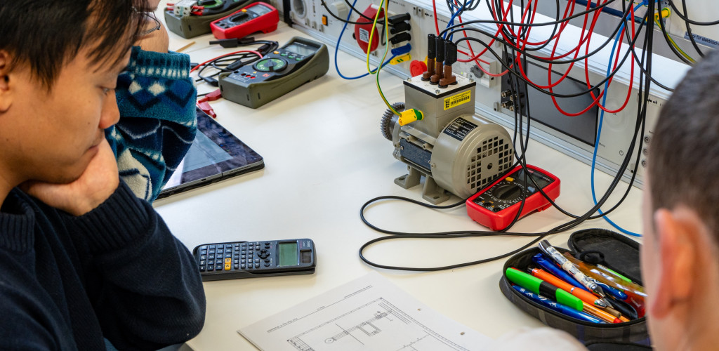 Zwei junge Männer sitzen an einem Tisch