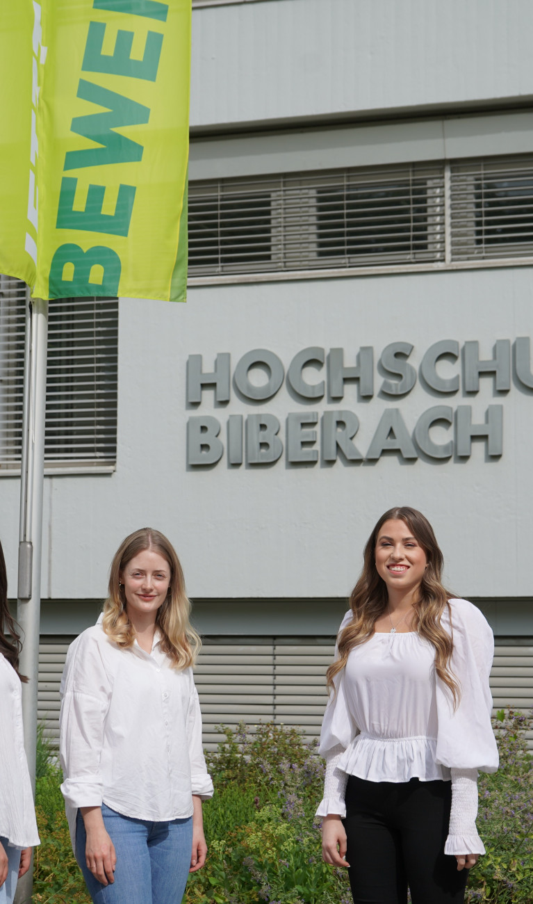 Vier Frauen vor HBC-Gebäude