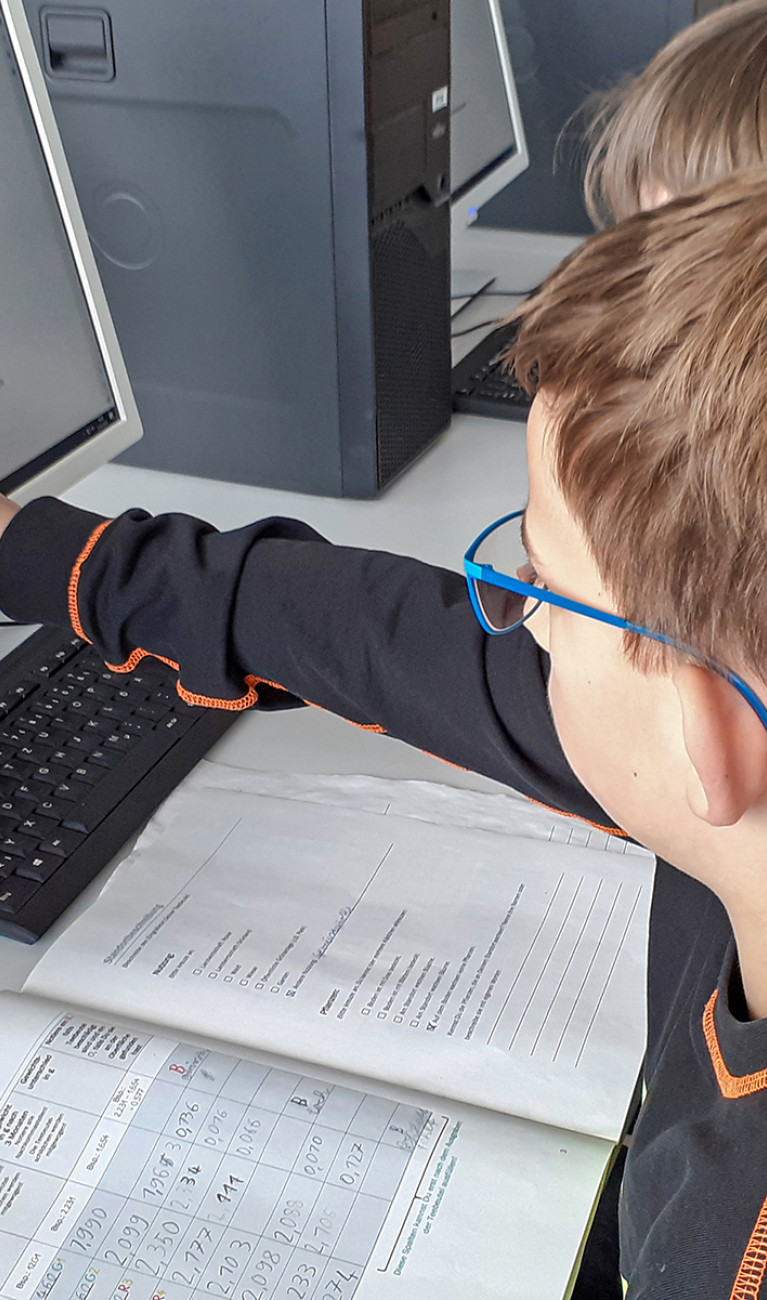 Kinder vor Computer übermitteln Ergebnisse Ihrer Bodenauswertung online