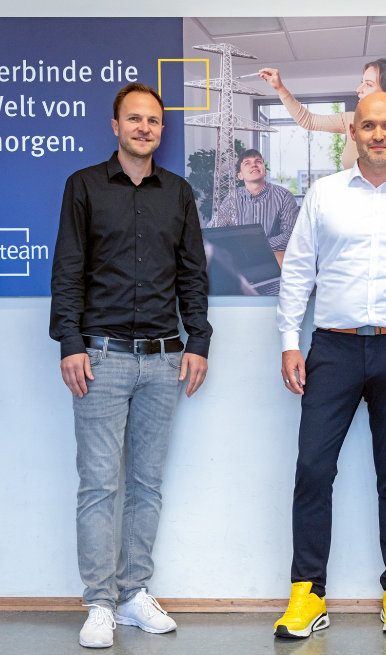 Vertreter Cteam und Hochschule vor der neuen Hörsaaltafel