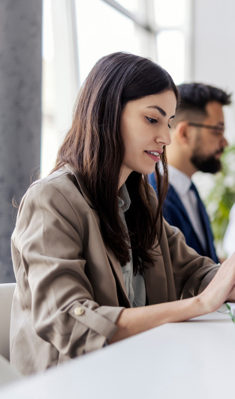 Eine Frau liest etwas