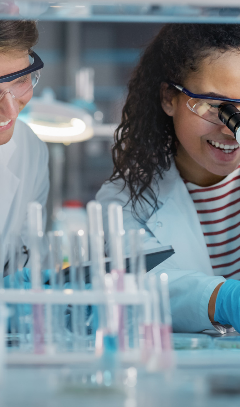 Ein Mann und eine Frau stehen im Labor 