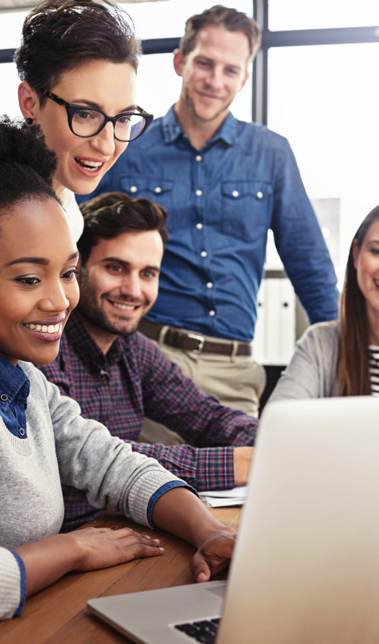 Fünf Personen verschiedener Nationalität sitzen vor einem Laptop