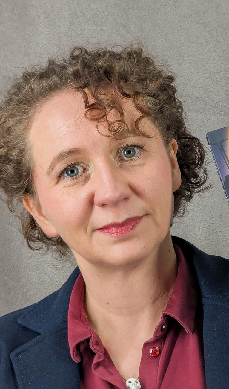 Frau hält Buch in die Kamera 