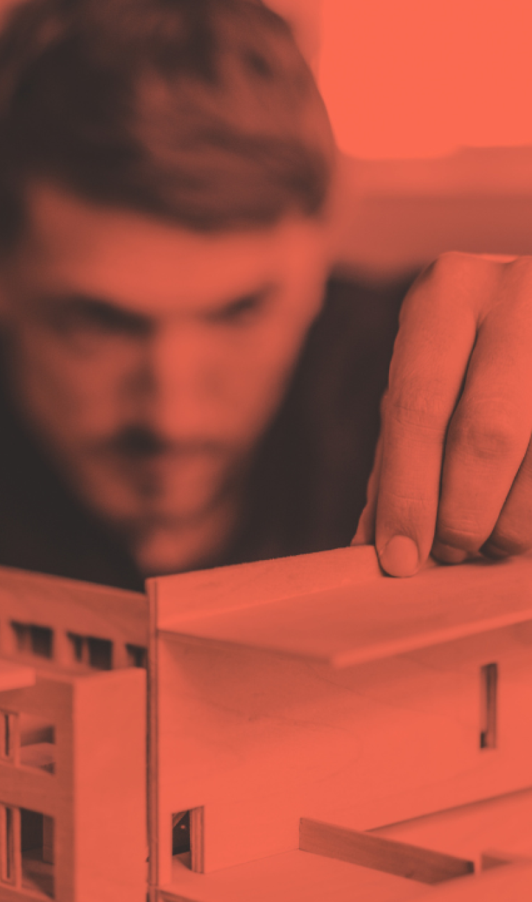 Student arbeitet an Modelhaus