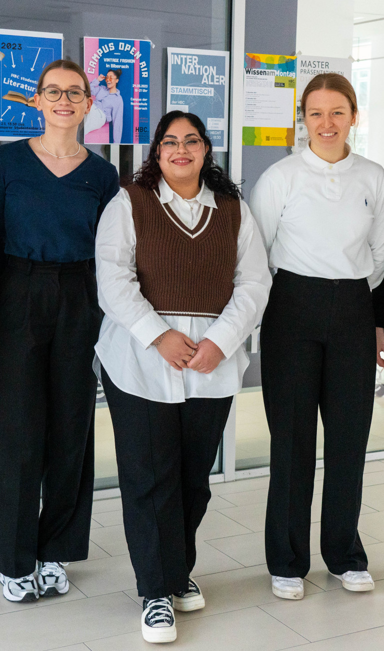 Fünf Studentinnen stehend 