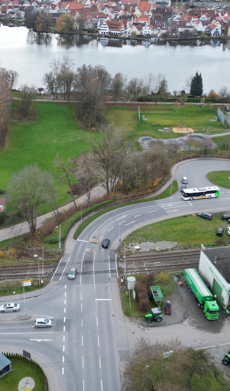 Drohnenaufnahme vom Bahnübergang in Bad Waldsee (BW)