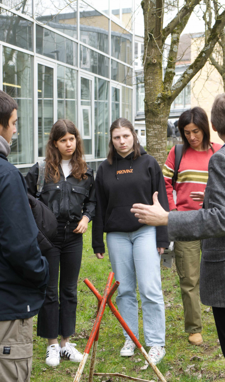 Schüler*innen auf Wiese bei Geothermietestfeld