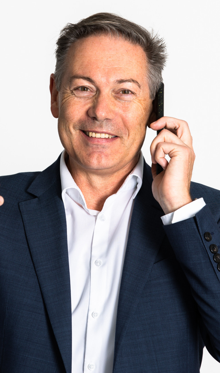 Porträt Mann mit zwei Handys in der Hand