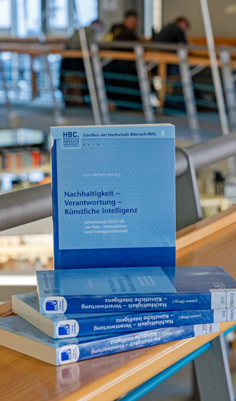 Buch mit blauem Umschlag