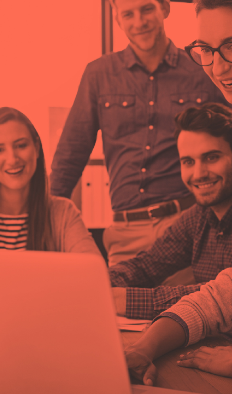 Personen arbeiten an Laptop