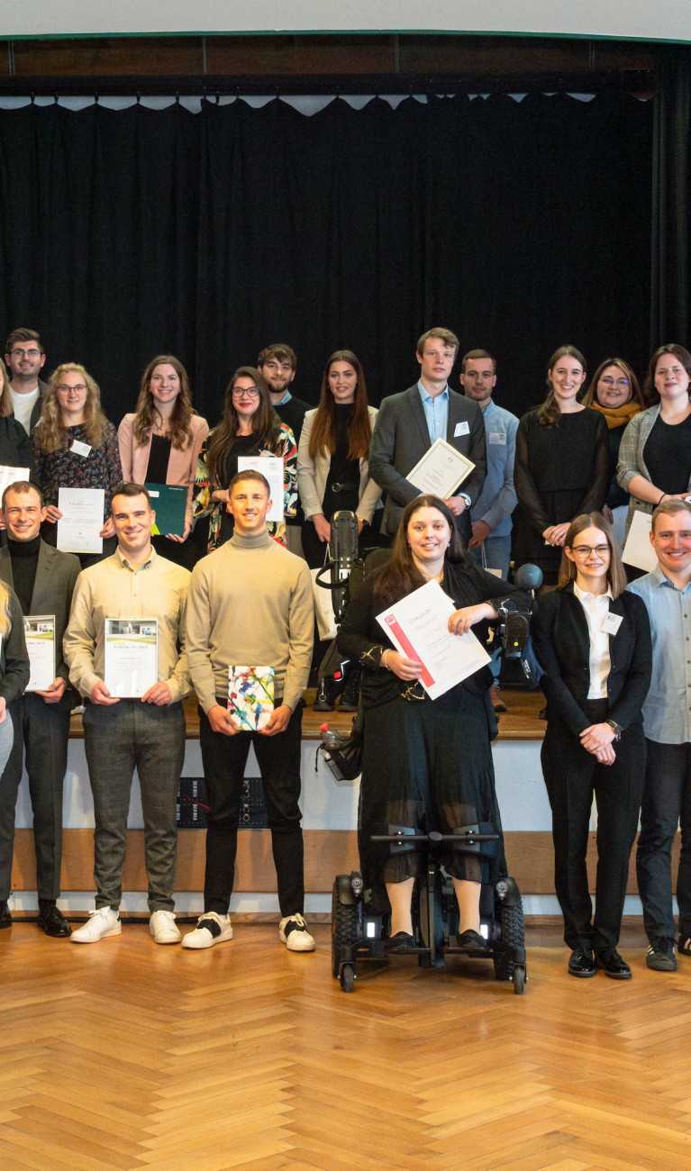Gruppenbild mit Studierenden, stehend