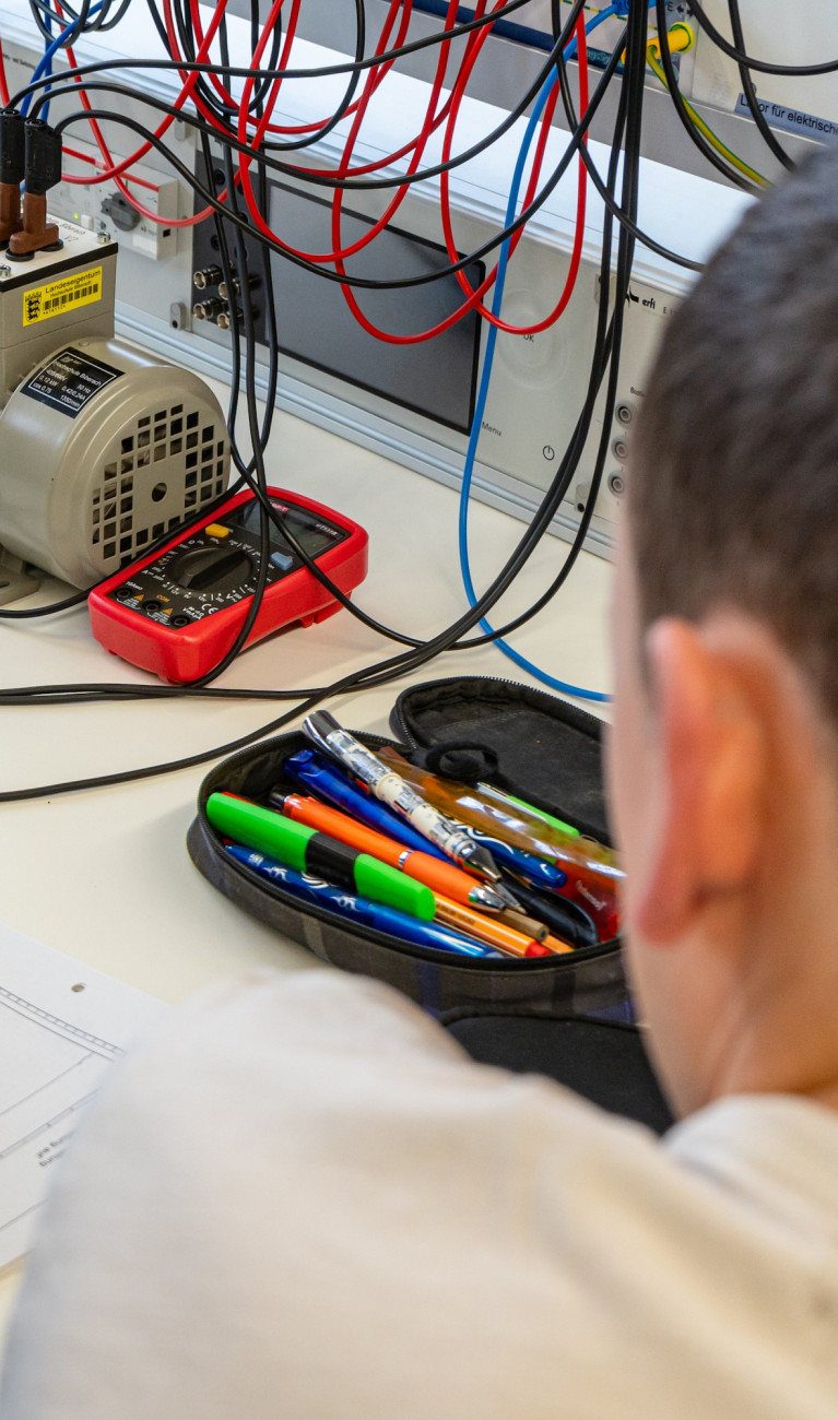 Zwei junge Männer sitzen an einem Tisch