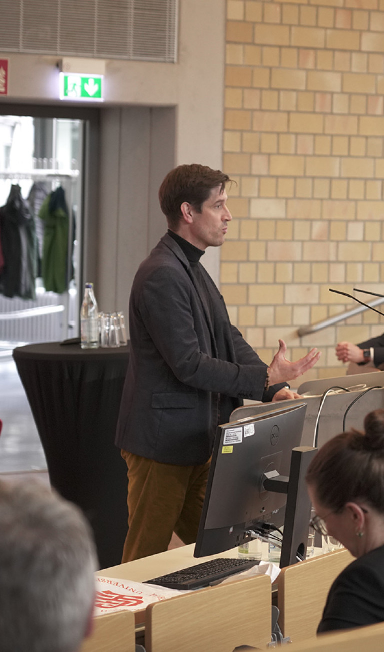 Ein Mann hält einen Vortrag