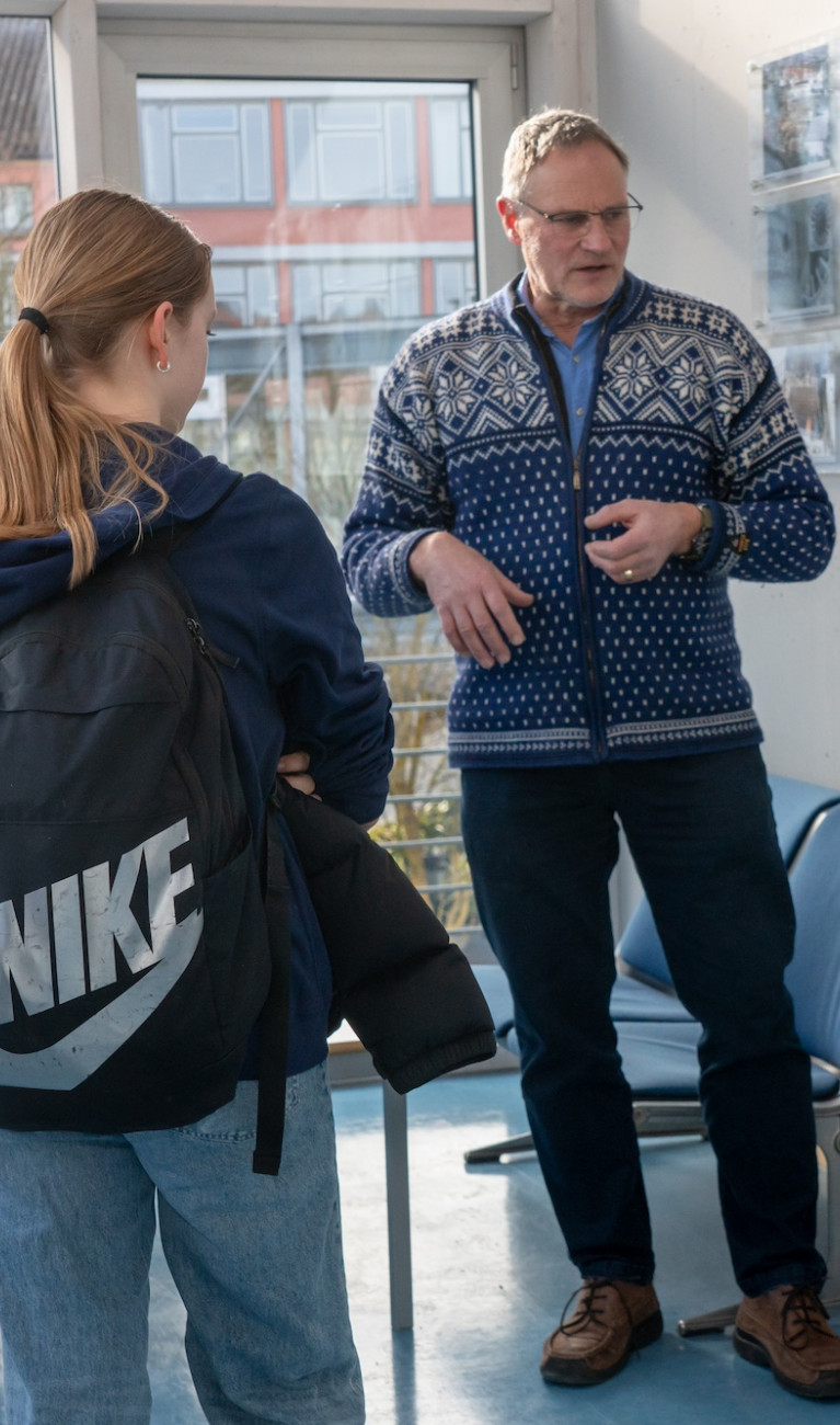 Schüler bekommen etwas von Mann erklärt