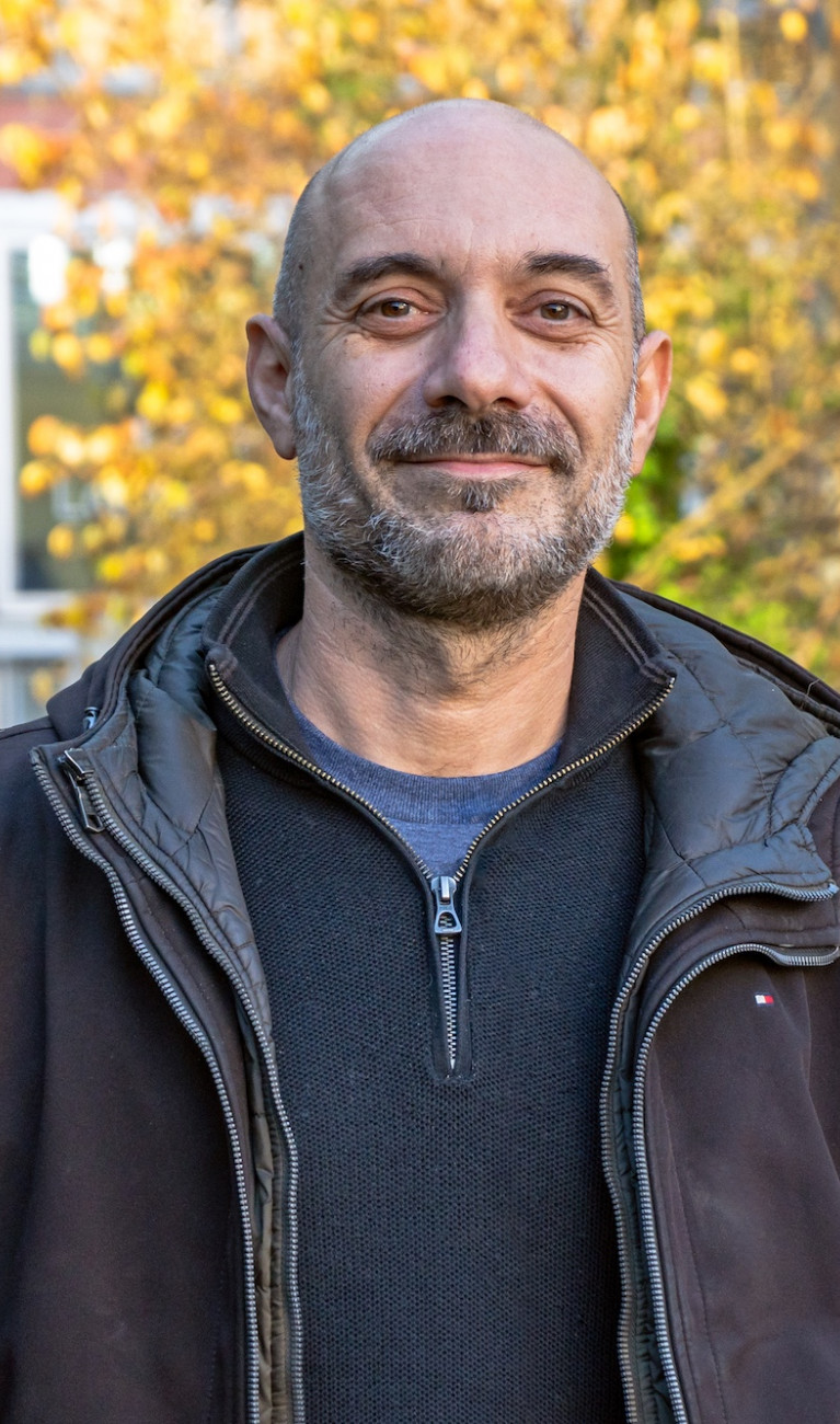 Mann im Porträt draußen vor herbstlichem Baum