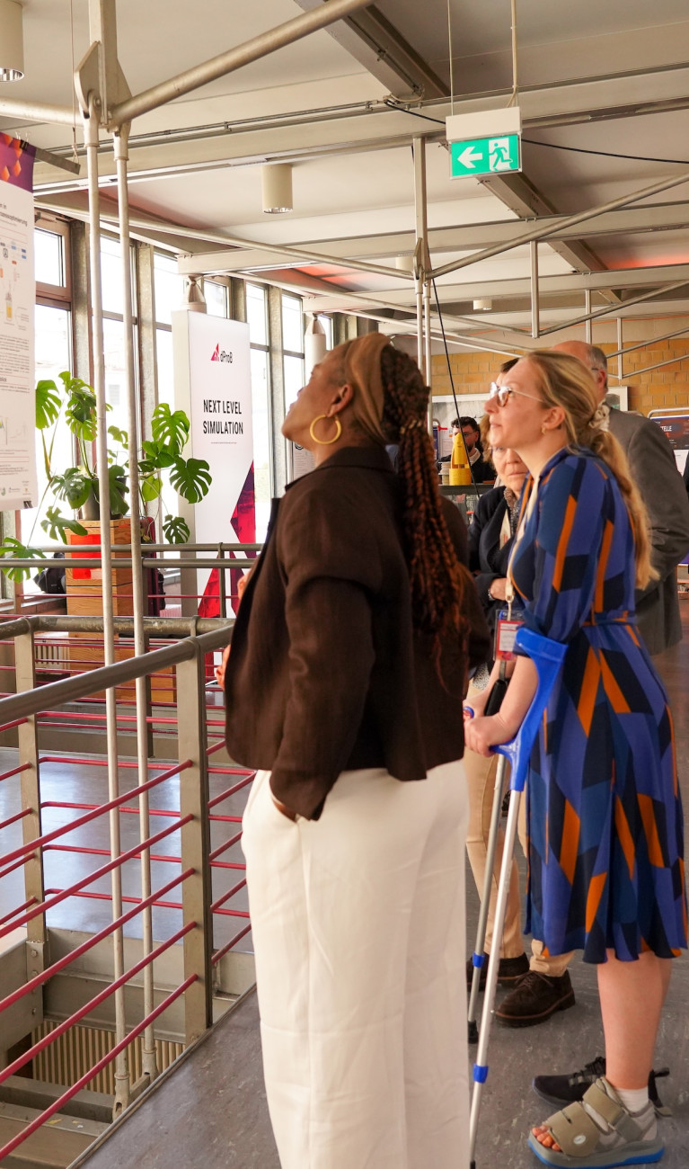 Zwei Frauen stehen vor Plakaten
