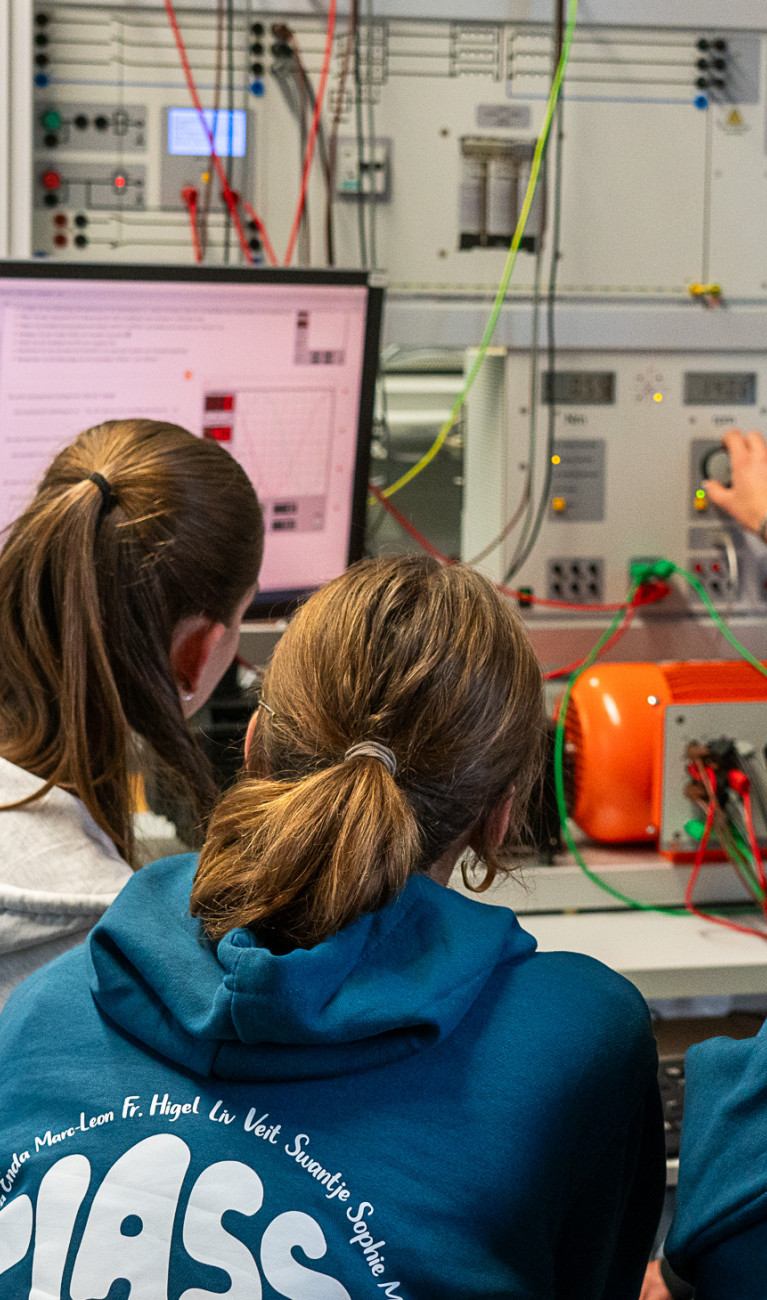 Schülerinnen sitzen vor einem Computer 