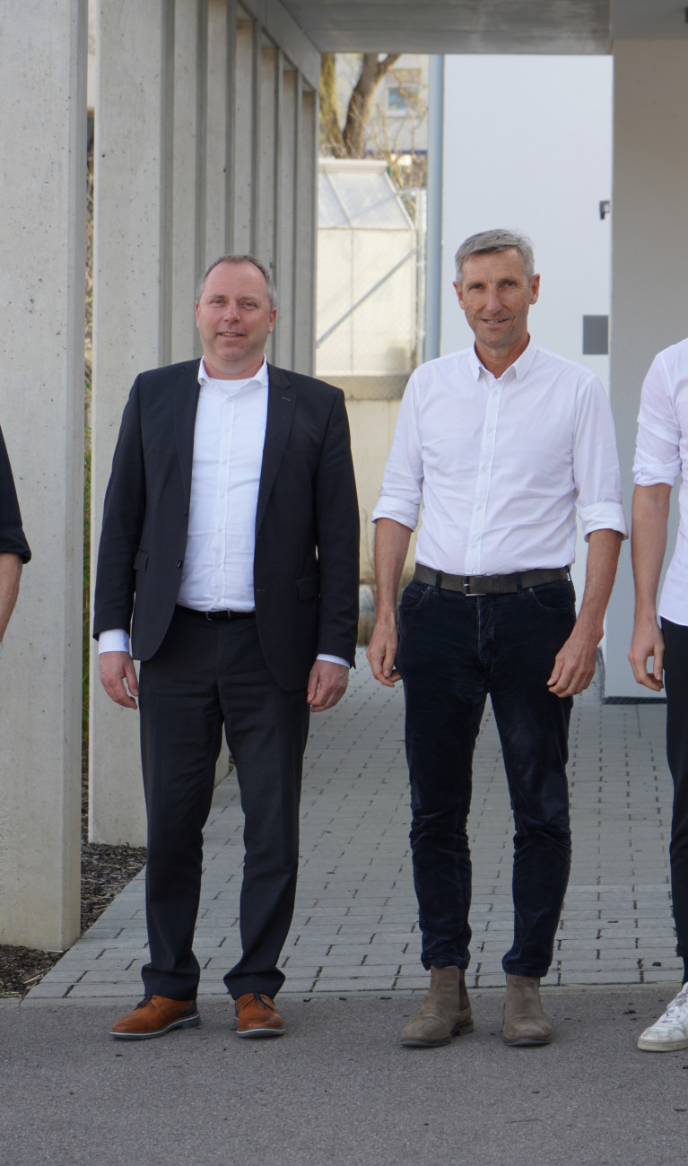 Gruppenfoto vor dem Unternehmenssitz der Grimm GmbH