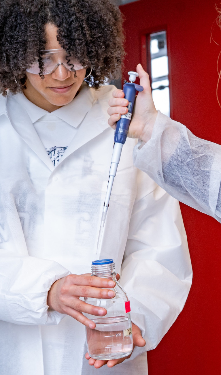 Zwei Schüler*innen führen einen Versuch durch im Labor