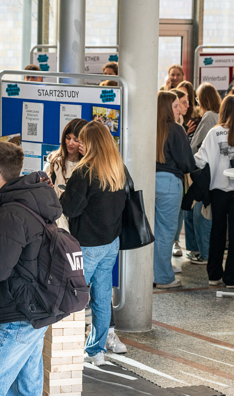 Studierende in Halle bei Infoständen