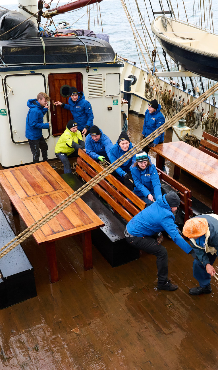 Menschen beim Segeln 