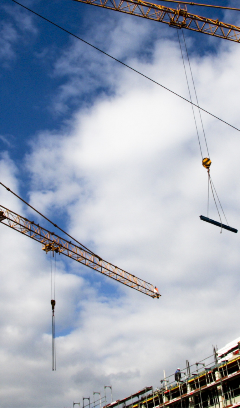 Baustelle mit Blick in Himmel