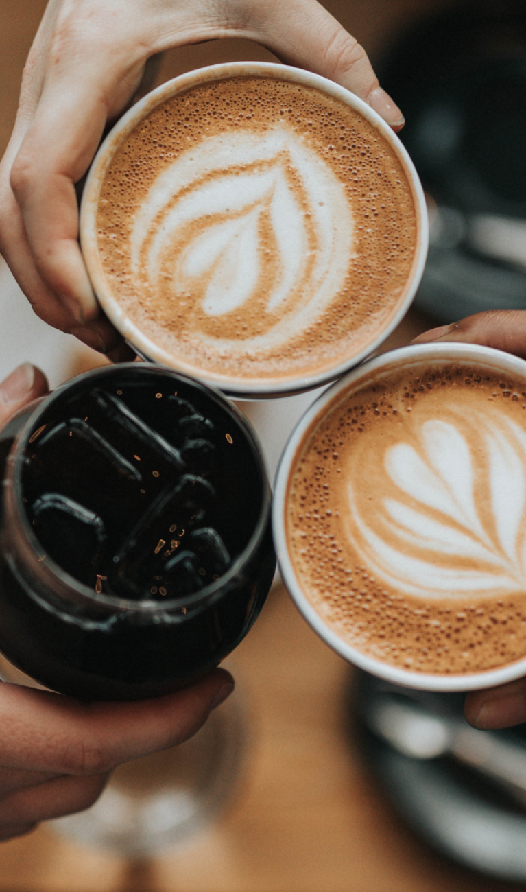 Verschiedene Kaffee-Spezialitäten im Becher