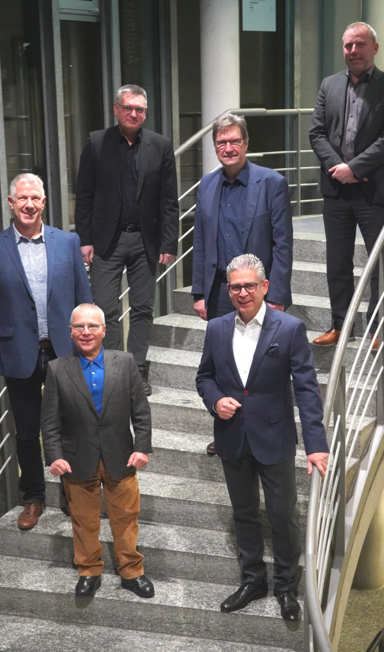 Gruppenfoto der Kuratoriumsmitglieder auf einer Treppe