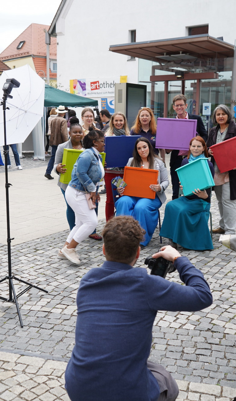 Viele Menschen auf Marktplatz