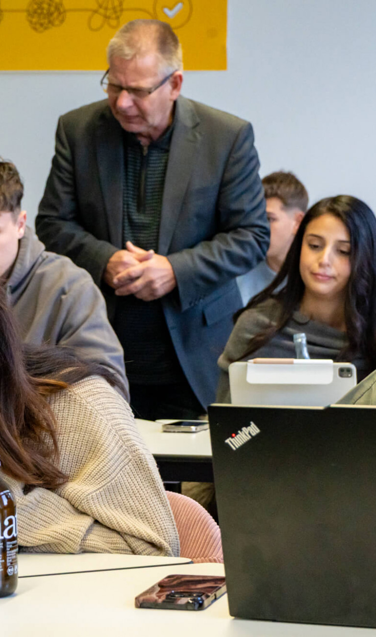 Studierende werden von Ihrem Professor in der Vorbereitung zum EEX-Zertifikat betreut