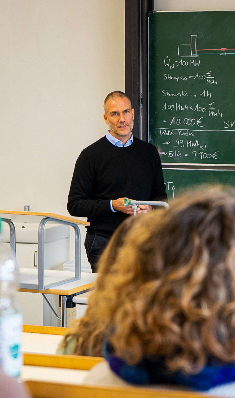 Lehrkraft vor Studierenden