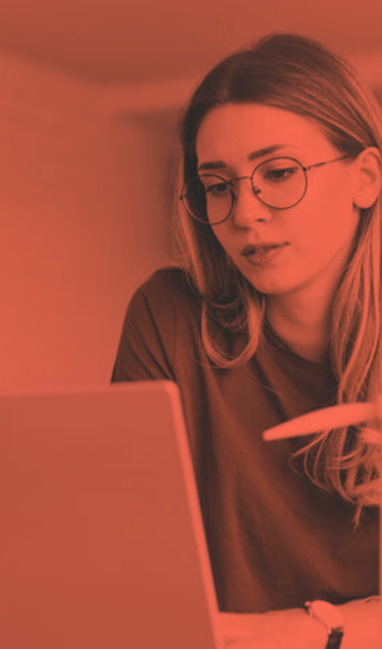 Frau an Laptop mit Modelwindrädern