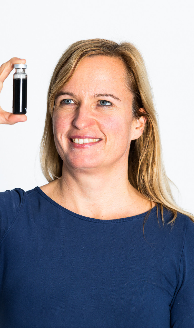 Frau im Porträt hält etwas in der Hand