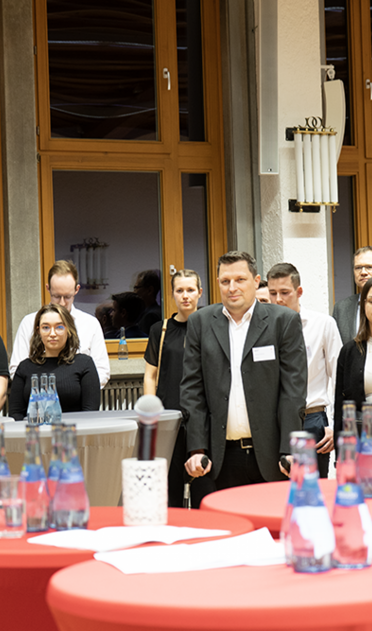 Viele Gäste in einem Raum