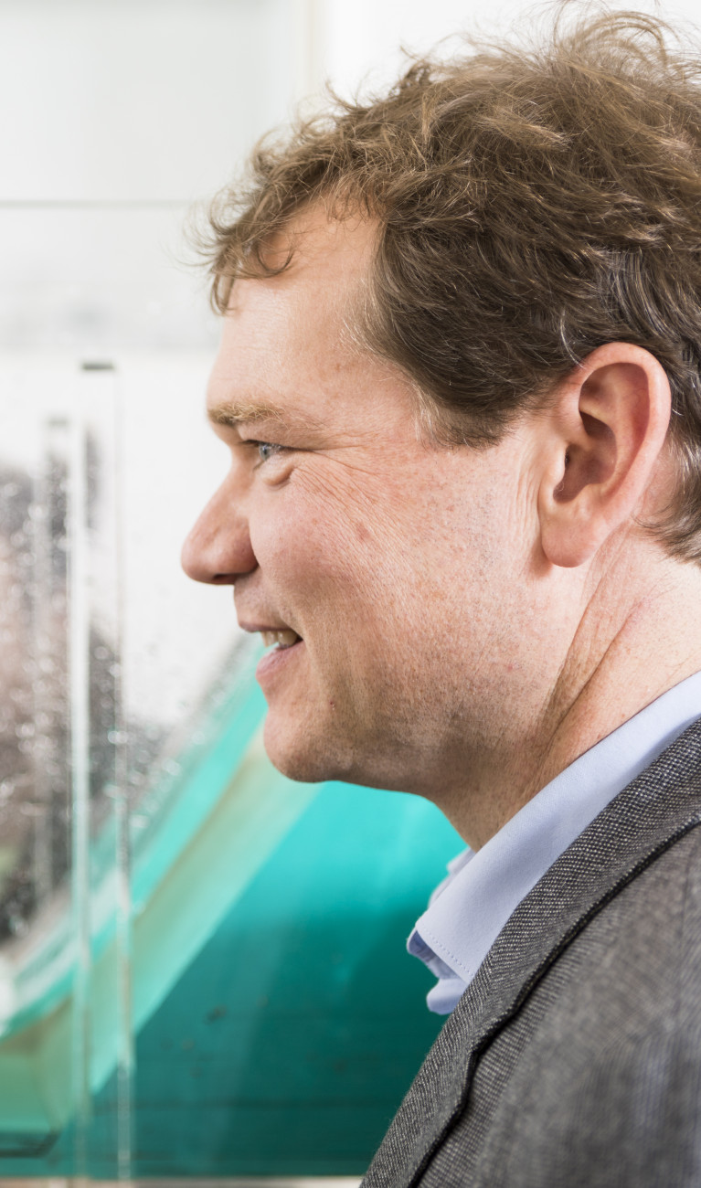 Mann im Wasserbaulabor