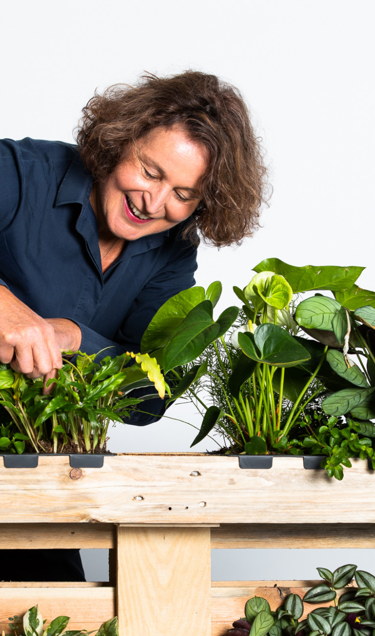 Frau mit Blumenkasten aus Paletten