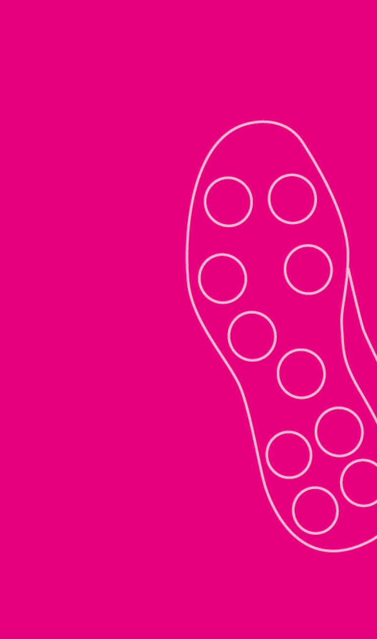 Schuh auf pinkem Hintergrund