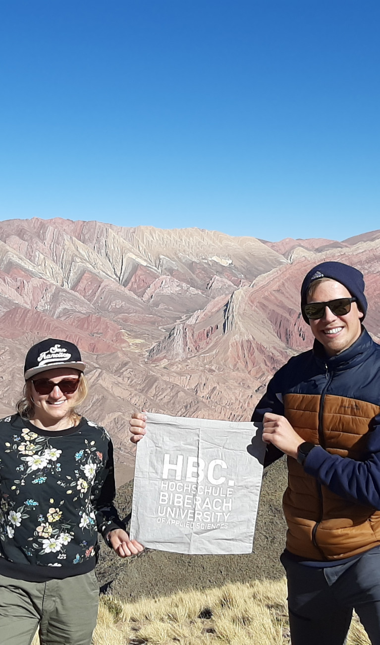 Drei Studierende im Gebirge in Argentinien 